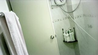 表妹来家里住两天浴室暗藏摄像头偷拍她洗澡身材还是不错的