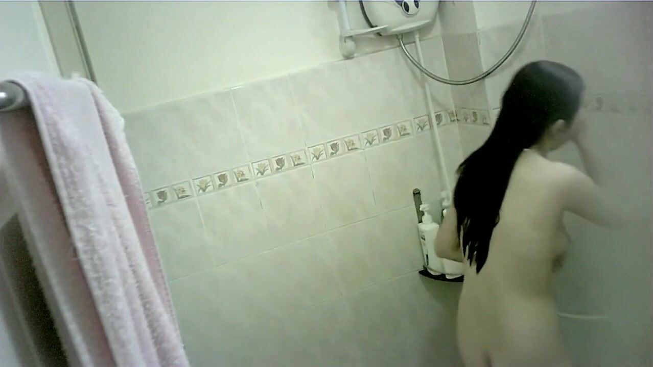 表妹来家里住两天浴室暗藏摄像头偷拍她洗澡身材还是不错的