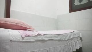 探访按摩店 按摩店找了大奶骚妇啪啪，随便口了两下，就忍不住开艹，太刺激太爽了，没几下就射了