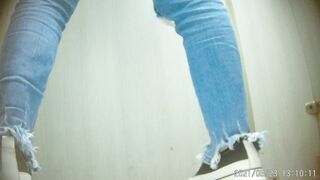 商场女厕，高清近景，偸拍数位美少妇方便，菊花私洞清晰可见，浮想联翩1