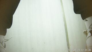 商场女厕，高清近景，偸拍数位美少妇方便，菊花私洞清晰可见，浮想联翩2