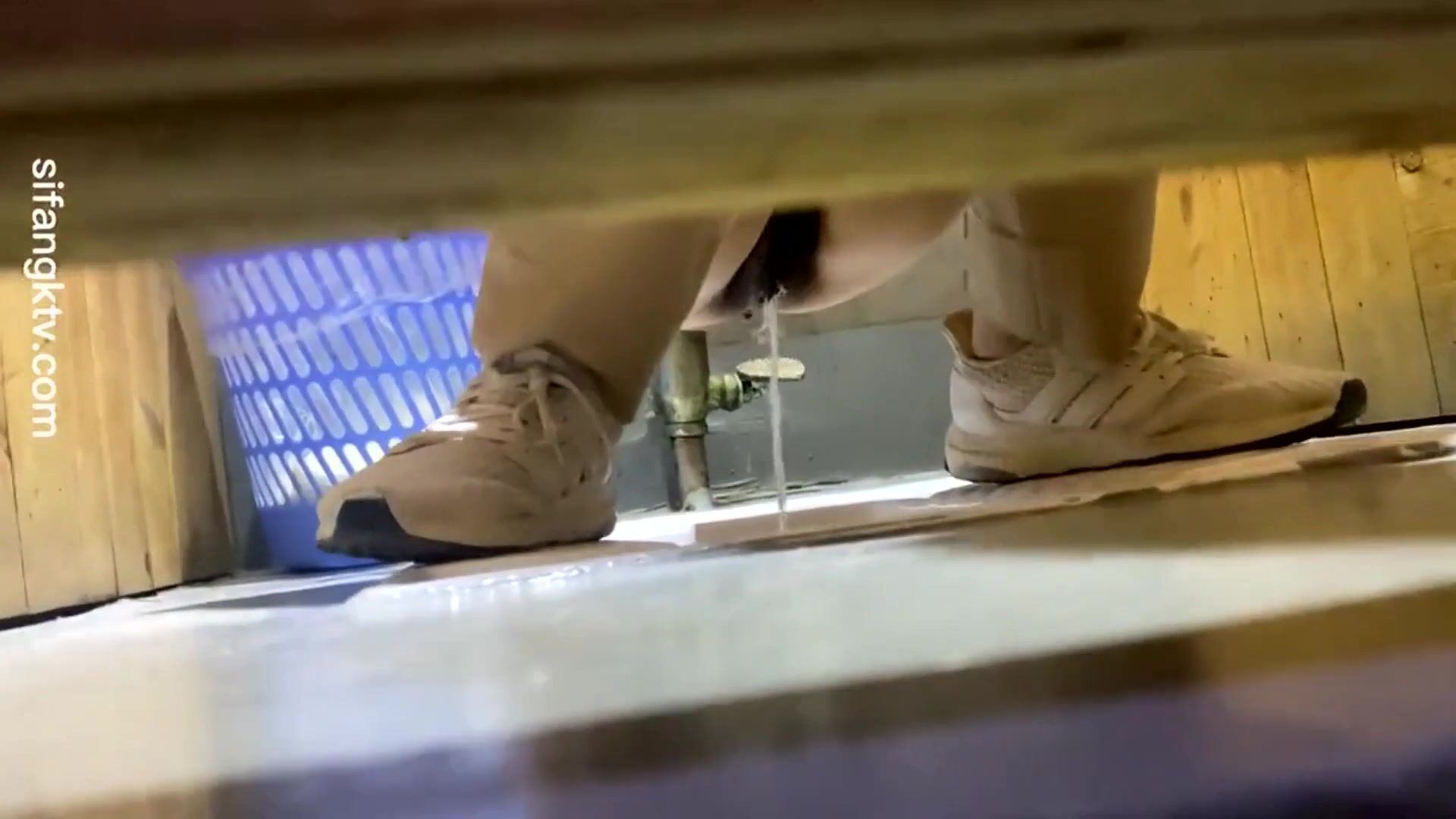 大神潜入办公楼女厕偷拍几位美女职员的各种大黑鲍鱼