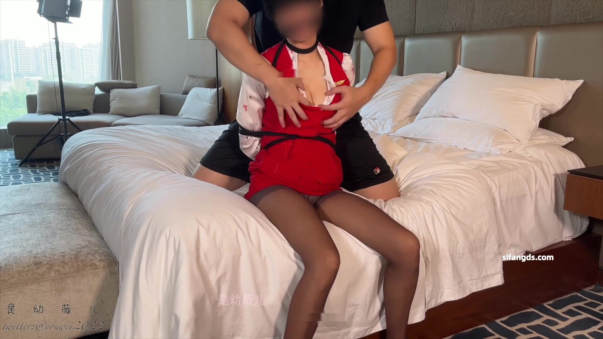 丝袜控必备】，美腿美足美乳！推特女神【是幼薇儿】3部未流出剧情福利，制服空姐下班，被入室流氓Q奸1