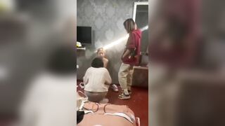 某某门事件】第407弹 霸凌几时休 精神小妹霸凌，疯狂扇耳光，脱光光用酒瓶插逼