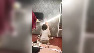 某某门事件】第407弹 霸凌几时休 精神小妹霸凌，疯狂扇耳光，脱光光用酒瓶插逼