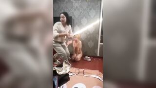 某某门事件】第407弹 霸凌几时休 精神小妹霸凌，疯狂扇耳光，脱光光用酒瓶插逼