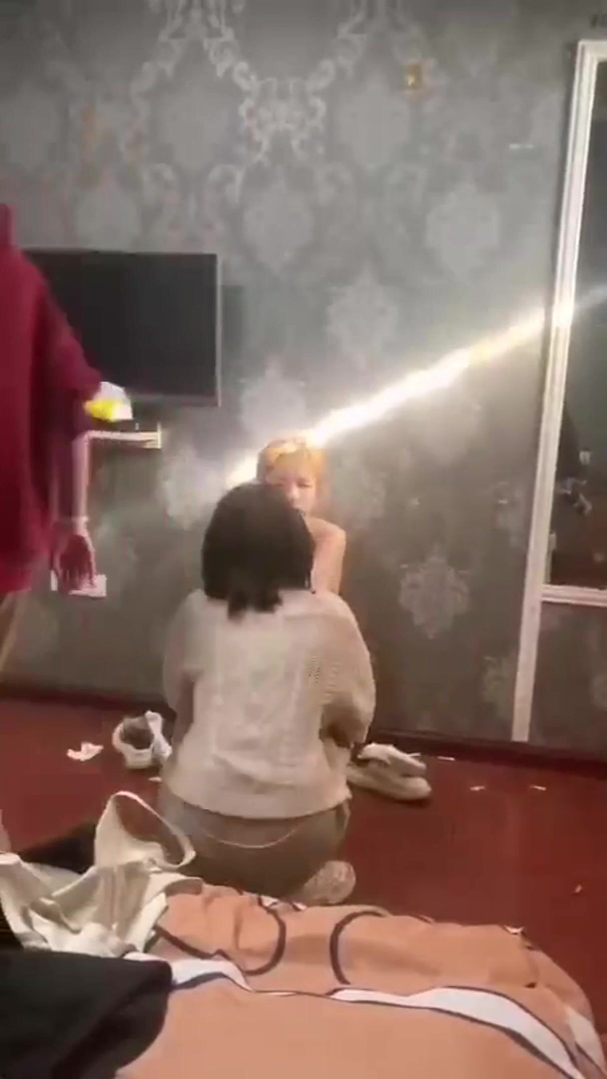 某某门事件】第407弹 霸凌几时休 精神小妹霸凌，疯狂扇耳光，脱光光用酒瓶插逼