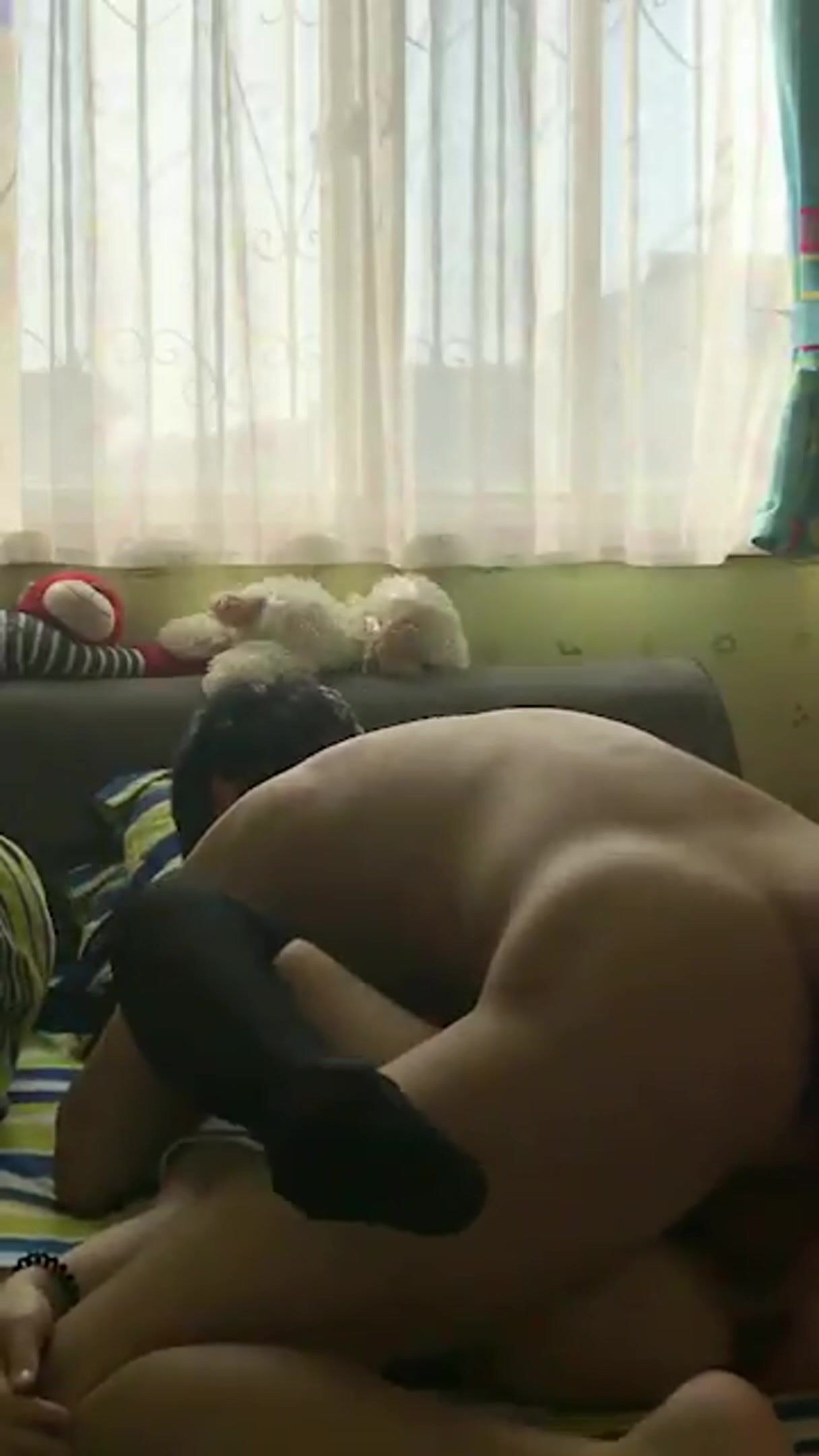 极品反差婊 骚货母狗被无套狂艹，一脸不开心的表情，感觉 想哭样子，一种鲜花插牛粪的感觉