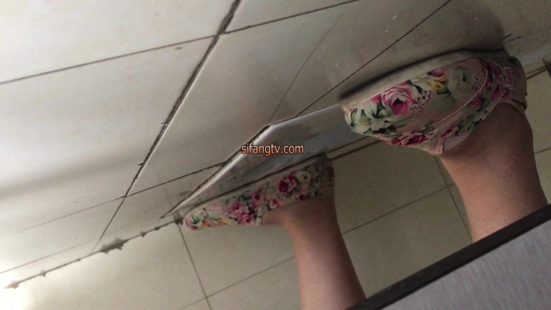 大胆坑神藏身办公楼女厕，全方位偸拍多位少女少妇方便，拍脸又拍逼