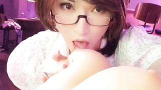 爱吃自己精液的美国亚裔教师系眼镜御姐人妖伪娘TS「AsianAlison」美妖操干人体倒模，把浓浓的精液射在玩具上再舔一口