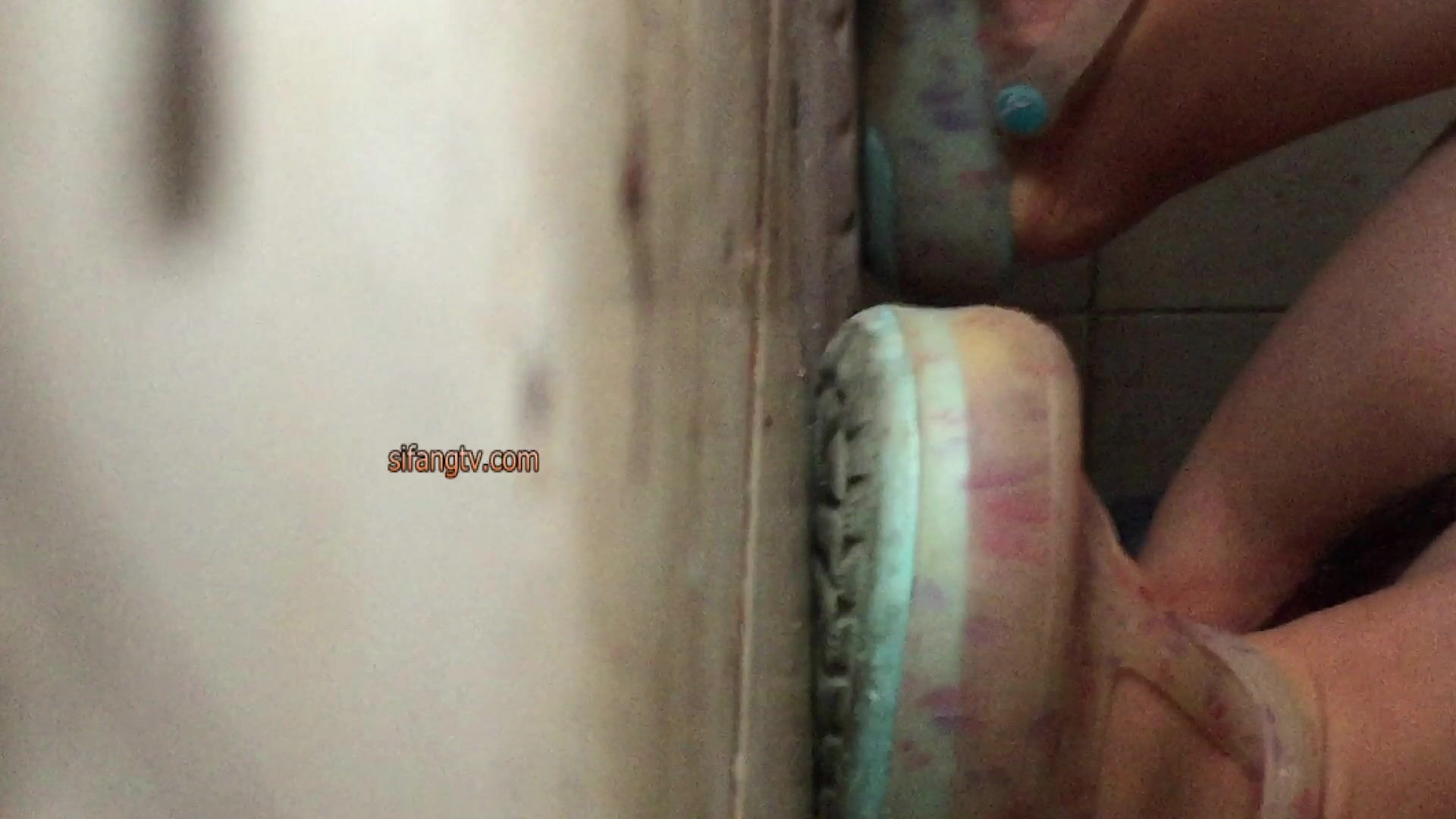 精品厕拍】，大胆坑神藏身办公楼女厕，全方位偸拍超多小姐姐方便，拍脸又拍逼，稀毛鲍鱼真心好看