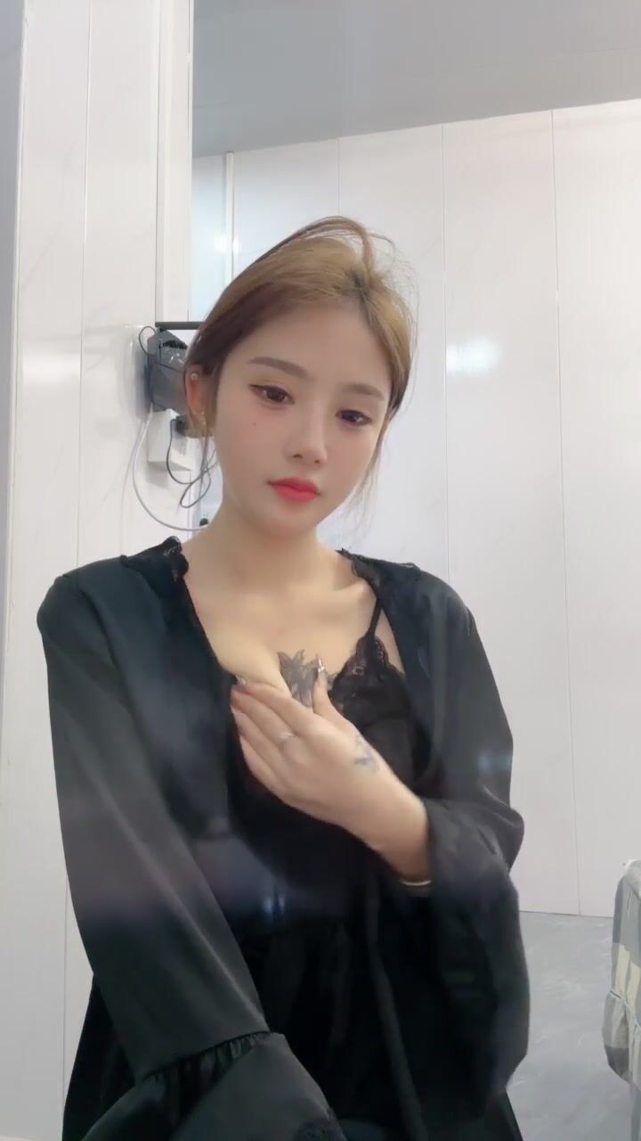 小妹妹 _更新第二弹_颜值身材正好符合我的审美_可惜肚子上有纹身