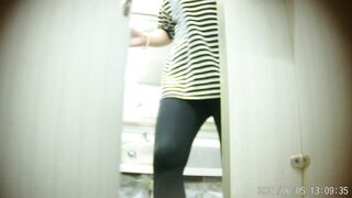 厕拍，商场女厕，高清近景，偸拍数位美少妇方便，菊花私洞清晰可见，浮想联翩，非常诱惑2