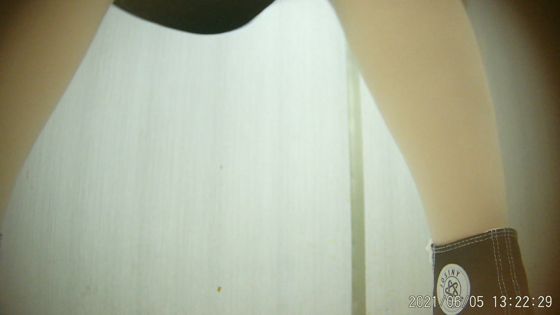 厕拍，商场女厕，高清近景，偸拍数位美少妇方便，菊花私洞清晰可见，浮想联翩，非常诱惑3