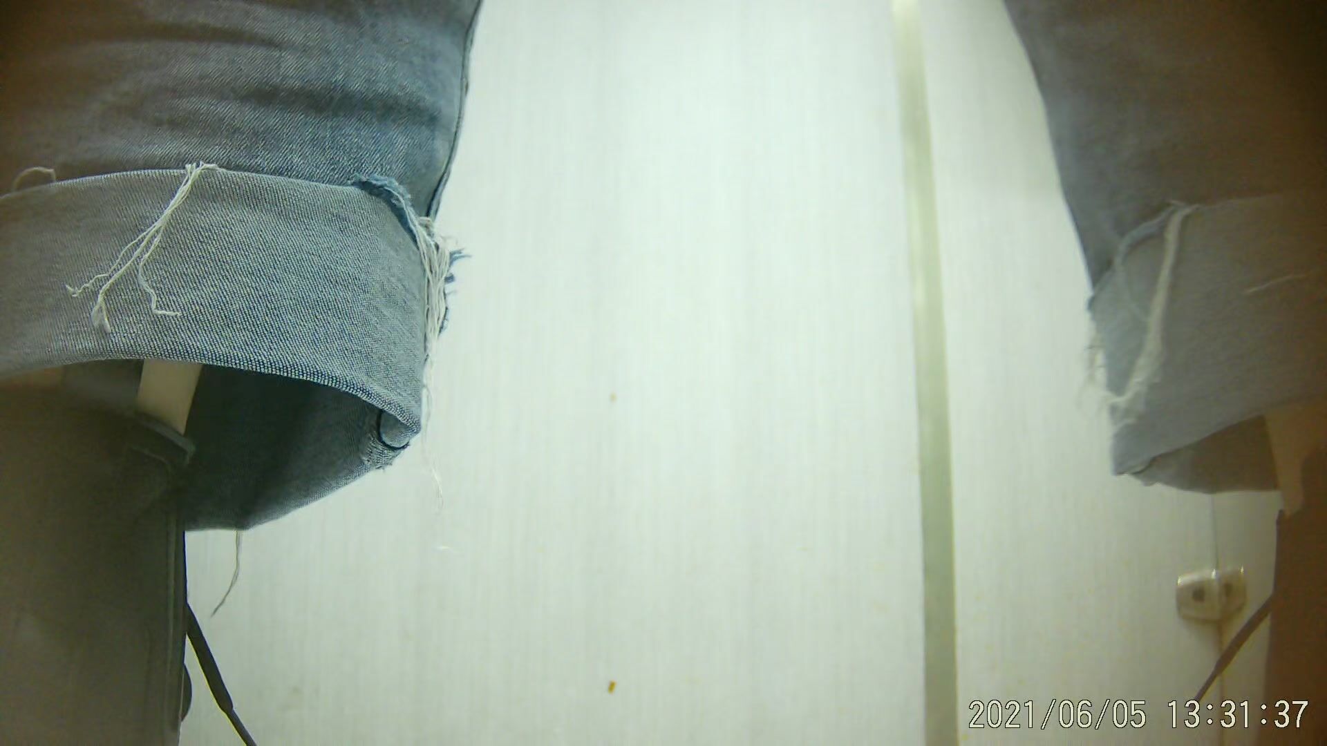 厕拍，商场女厕，高清近景，偸拍数位美少妇方便，菊花私洞清晰可见，浮想联翩，非常诱惑4