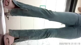 公共女蹲厕，正面脸逼同框真实偸拍，多位漂亮小姐姐方便，妹子没拿纸用手擦逼，也是没谁了