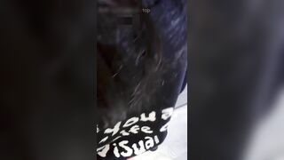 兄妹乱伦》爸妈不在家强行趴掉在厨房打电话的妹妹的内裤直接干她的小嫩B