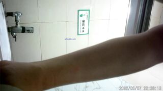 精品厕拍，商场女厕，高清近景，偸拍数位美少妇方便，非常诱惑.