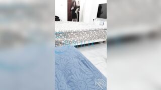 家庭乱伦》弟弟出差了他的漂亮媳妇拜托我照顾下 那我就不客气了