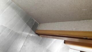 十二月新流出❤️厕拍大神手持闯拍高校附近餐厅女厕偷拍食客尿尿逼逼还挺嫩的白虎少妇老板娘