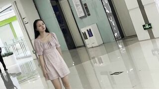 新流出❤️手持厕拍大神写字楼尾随几个白领姐姐女厕偷拍她们尿尿.