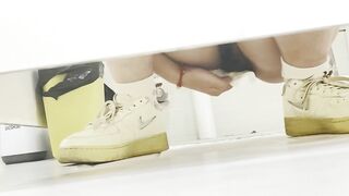 新流出❤️手持厕拍大神写字楼尾随几个白领姐姐女厕偷拍她们尿尿.