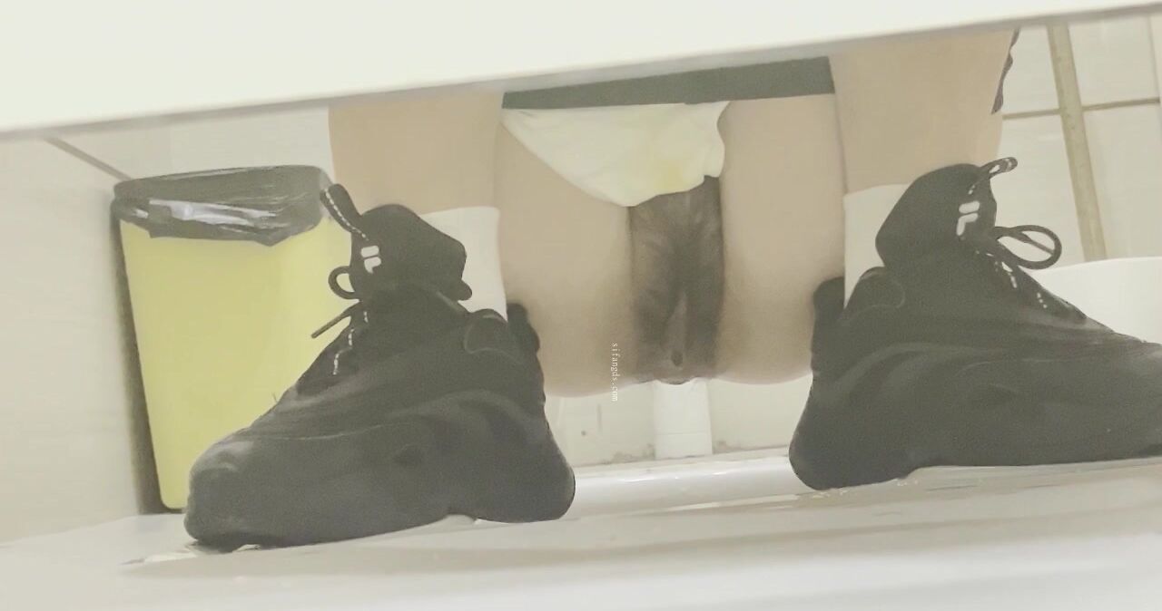 新流出❤️手持厕拍大神写字楼尾随几个白领姐姐女厕偷拍她们尿尿.