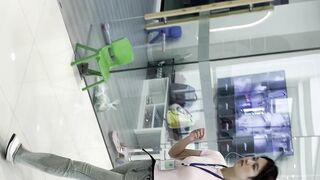 新流出❤️魔手☛外购手持厕拍会展中心女厕偷拍几个白领姐姐凉鞋美女下面毛真多