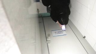 牛人潜入大学女厕近距离贴B拍多位漂亮学妹 各种美鲍鱼完美展示