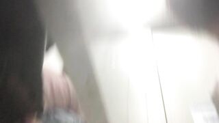 牛人潜入大学女厕近距离贴B拍多位漂亮学妹 各种美鲍鱼完美展示