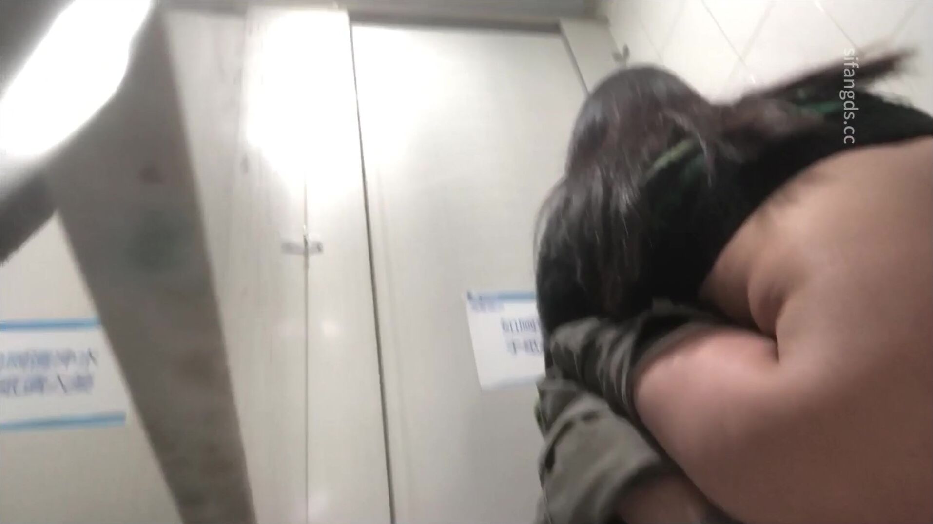 牛人潜入大学女厕近距离贴B拍多位漂亮学妹 各种美鲍鱼完美展示