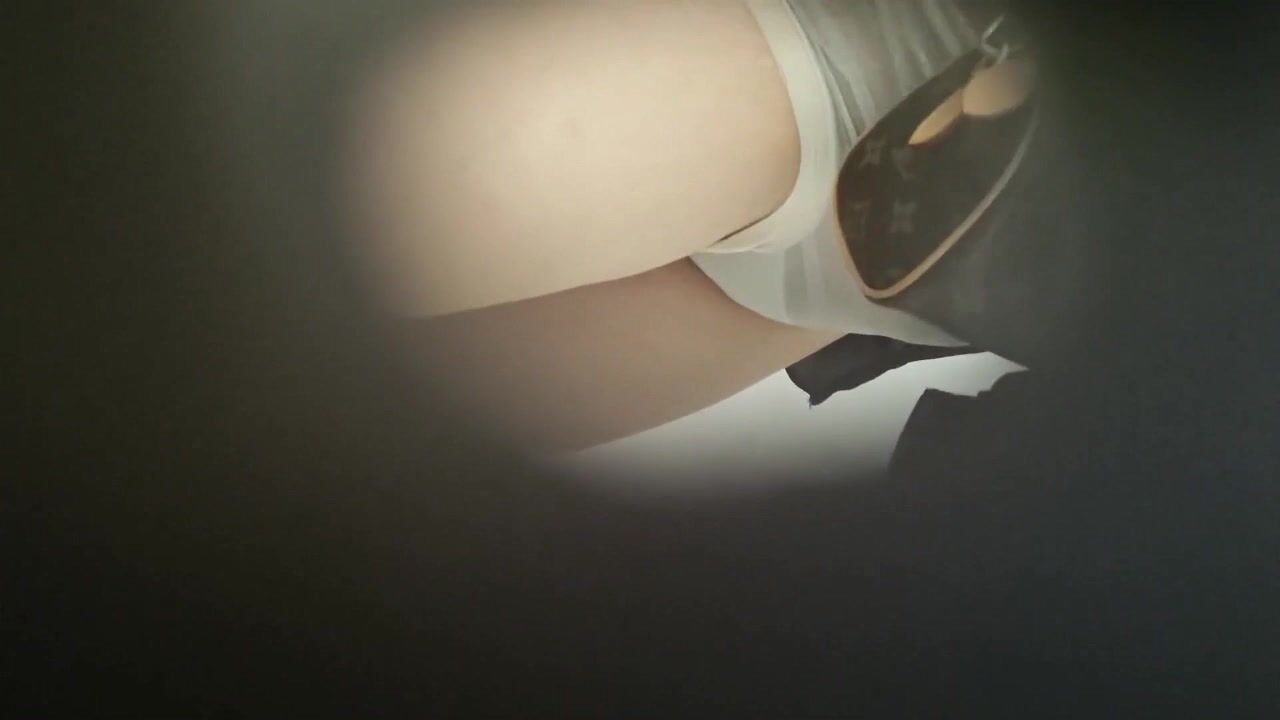 新流出❤️手持厕拍猫眼原创偷拍几个颜值不错的气质美女尿尿