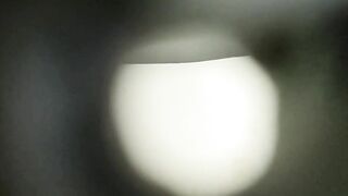 新流出❤️手持厕拍猫眼原创月经期还穿钉子裤美女太骚了