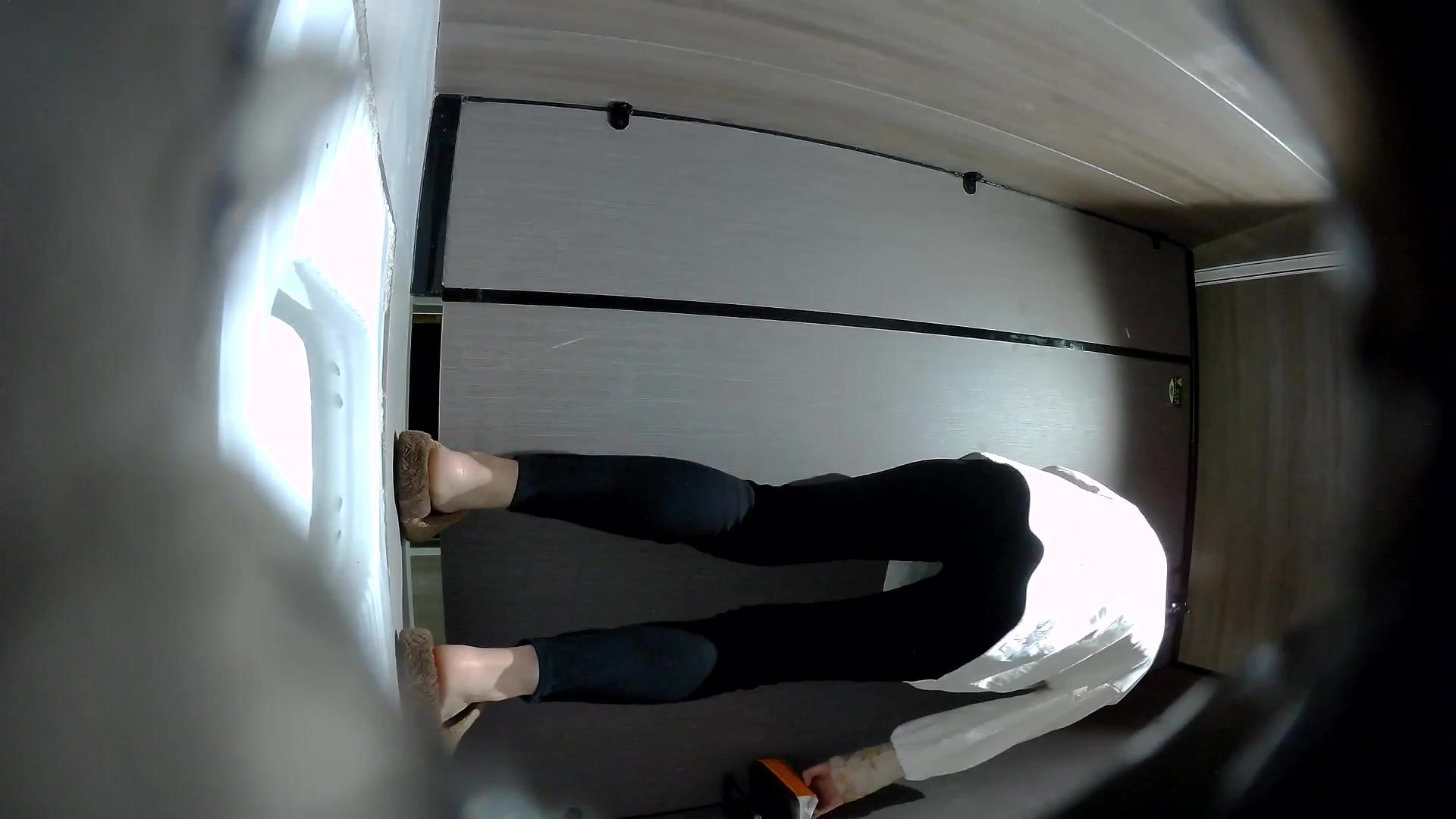 最新流出❤️精品厕拍火锅城女厕全景高清后拍超短裙松糕鞋靓妹差点滑倒