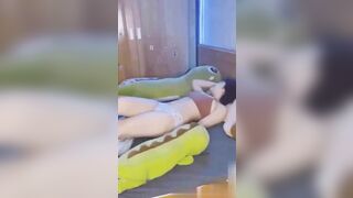 真实母子乱伦 说好只是亲亲，没想到儿子强行插入，简直就是小马拉大车，实在是刺激呀