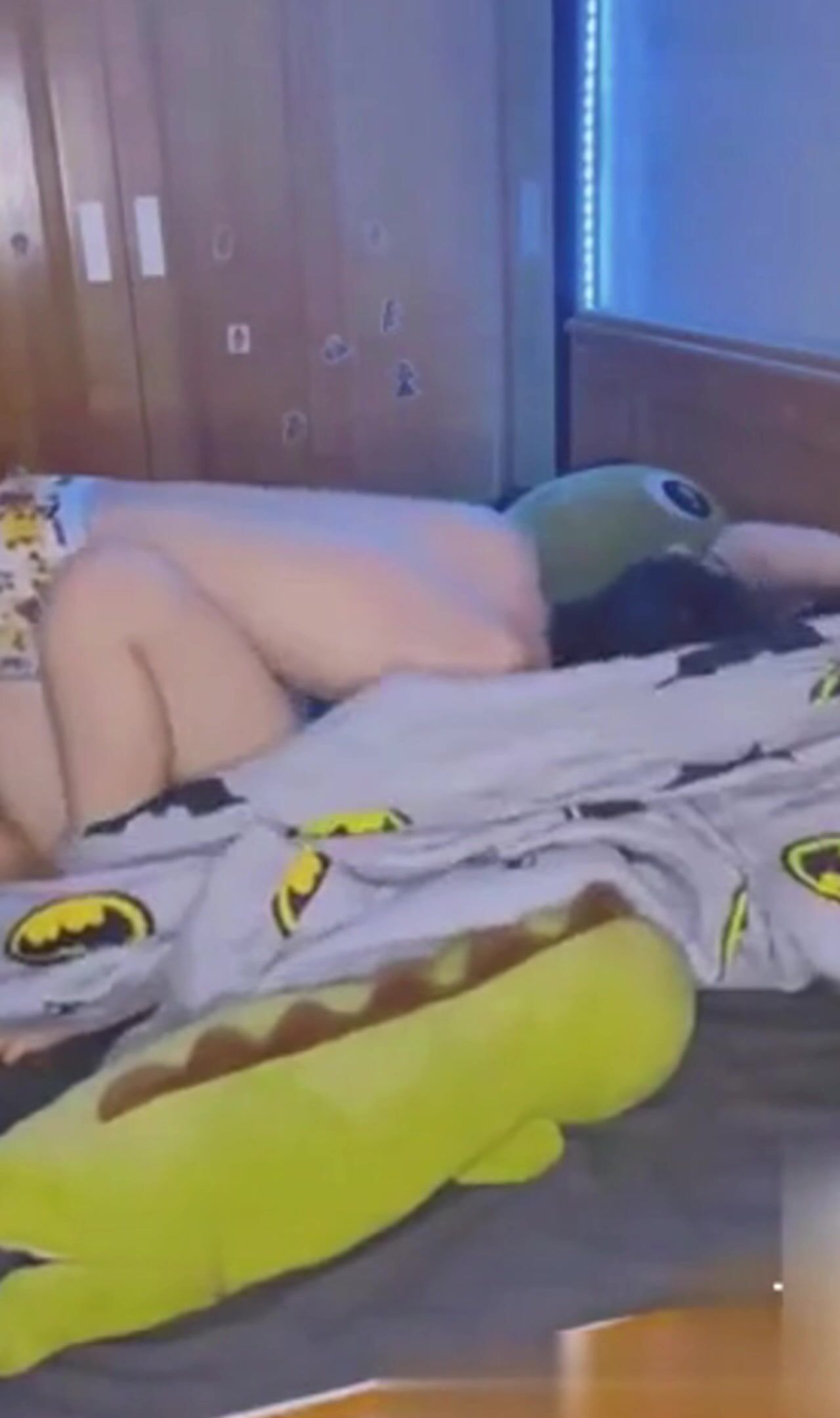 真实母子乱伦 说好只是亲亲，没想到儿子强行插入，简直就是小马拉大车，实在是刺激呀