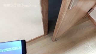 趁着乖女儿边打电话边摸她，发情了就直接开操