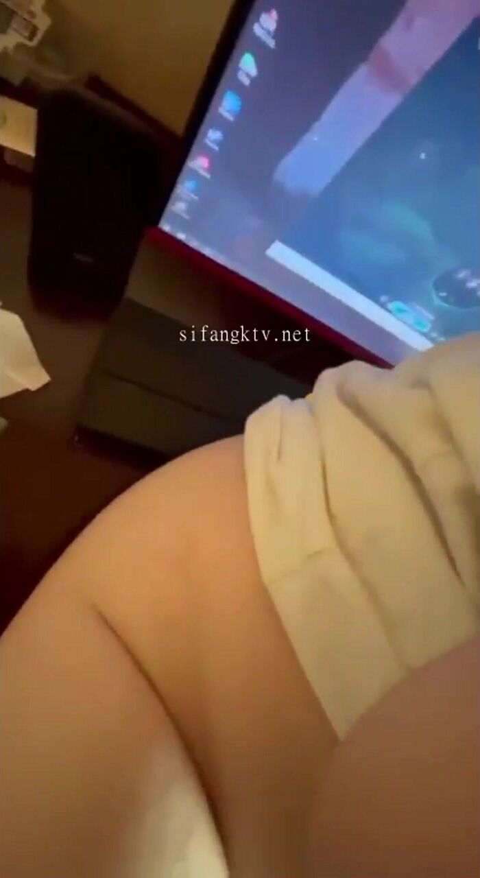 百度云泄密》身材丰满的女同事和渣男老板之间的私密被曝光