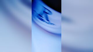 给自己的骚母下春药 情欲来后捧着巨乳乱啃，没想到老爸来电话，一边艹一边接电话太刺激了直接内射