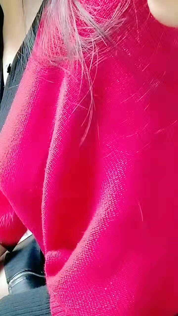 给自己的骚母下春药 情欲来后捧着巨乳乱啃，没想到老爸来电话，一边艹一边接电话太刺激了直接内射