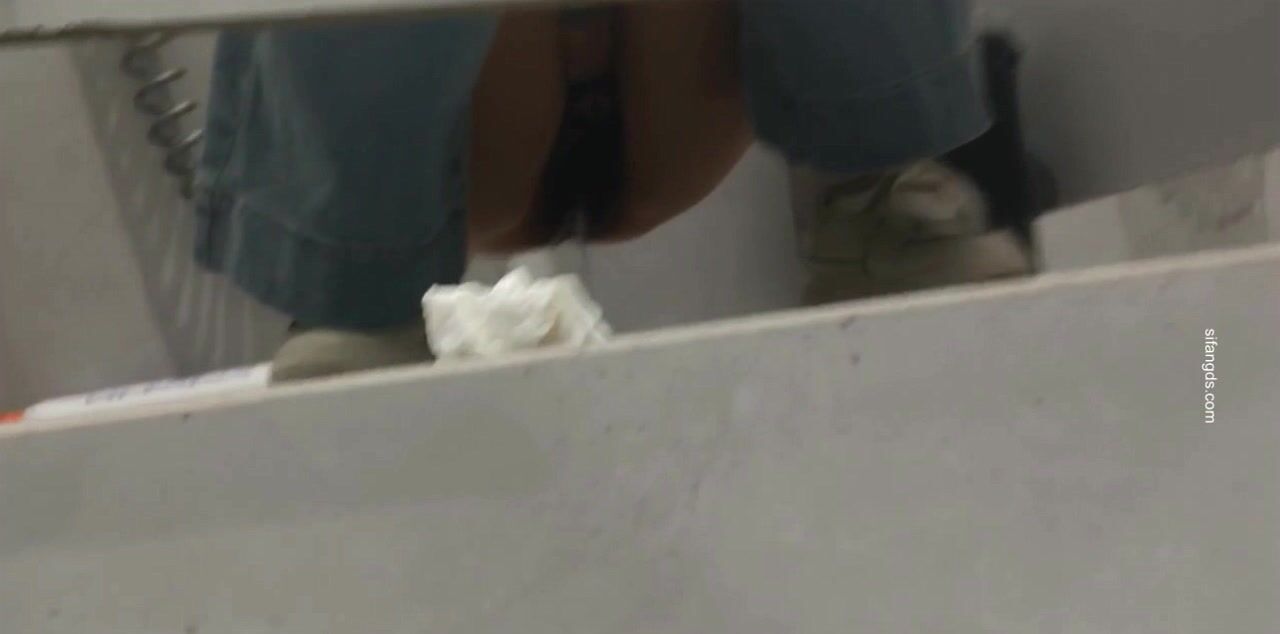 厕拍大神速速的世界❤️手持闯拍台球馆女厕偷拍来打球的美女尿尿有个不错的白虎妹.