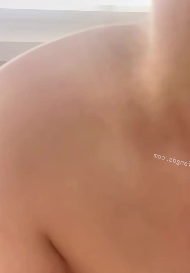 某某门事件】第422弹 浙大受虐母狗 周桐 被男友调教爆操视频流出 牵着狗链后入无毛嫩穴