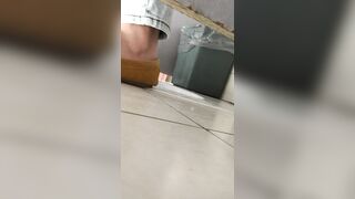 【精品厕拍达人】，潜入办公大楼女厕，全方位偸拍超多小姐姐方便，拍脸又拍逼，罕见的发生，偷拍中的偷拍6