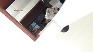 【精品厕拍达人】，潜入办公大楼女厕，全方位偸拍超多小姐姐方便，拍脸又拍逼，罕见的发生，偷拍中的偷拍7