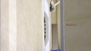 【精品厕拍达人】，潜入办公大楼女厕，全方位偸拍超多小姐姐方便，拍脸又拍逼，罕见的发生，偷拍中的偷拍7