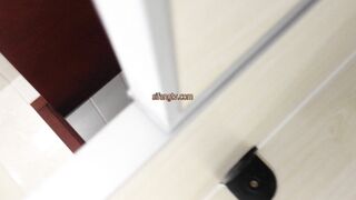 【精品厕拍达人】，潜入办公大楼女厕，全方位偸拍超多小姐姐方便，拍脸又拍逼，罕见的发生，偷拍中的偷拍7