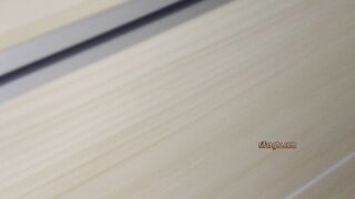 【精品厕拍达人】，潜入办公大楼女厕，全方位偸拍超多小姐姐方便，拍脸又拍逼，罕见的发生，偷拍中的偷拍7