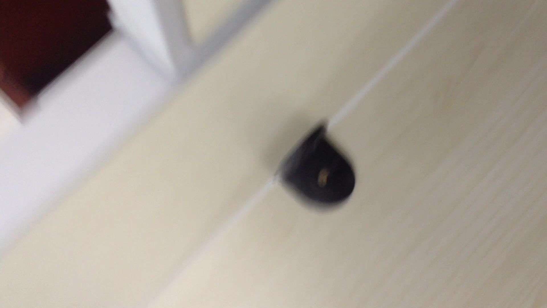 【精品厕拍达人】，潜入办公大楼女厕，全方位偸拍超多小姐姐方便，拍脸又拍逼，罕见的发生，偷拍中的偷拍7