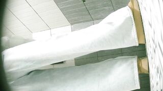 厕拍大神❤️写字楼女厕前后景双视角高清偷拍女同事尿尿黄色长靴高颜值