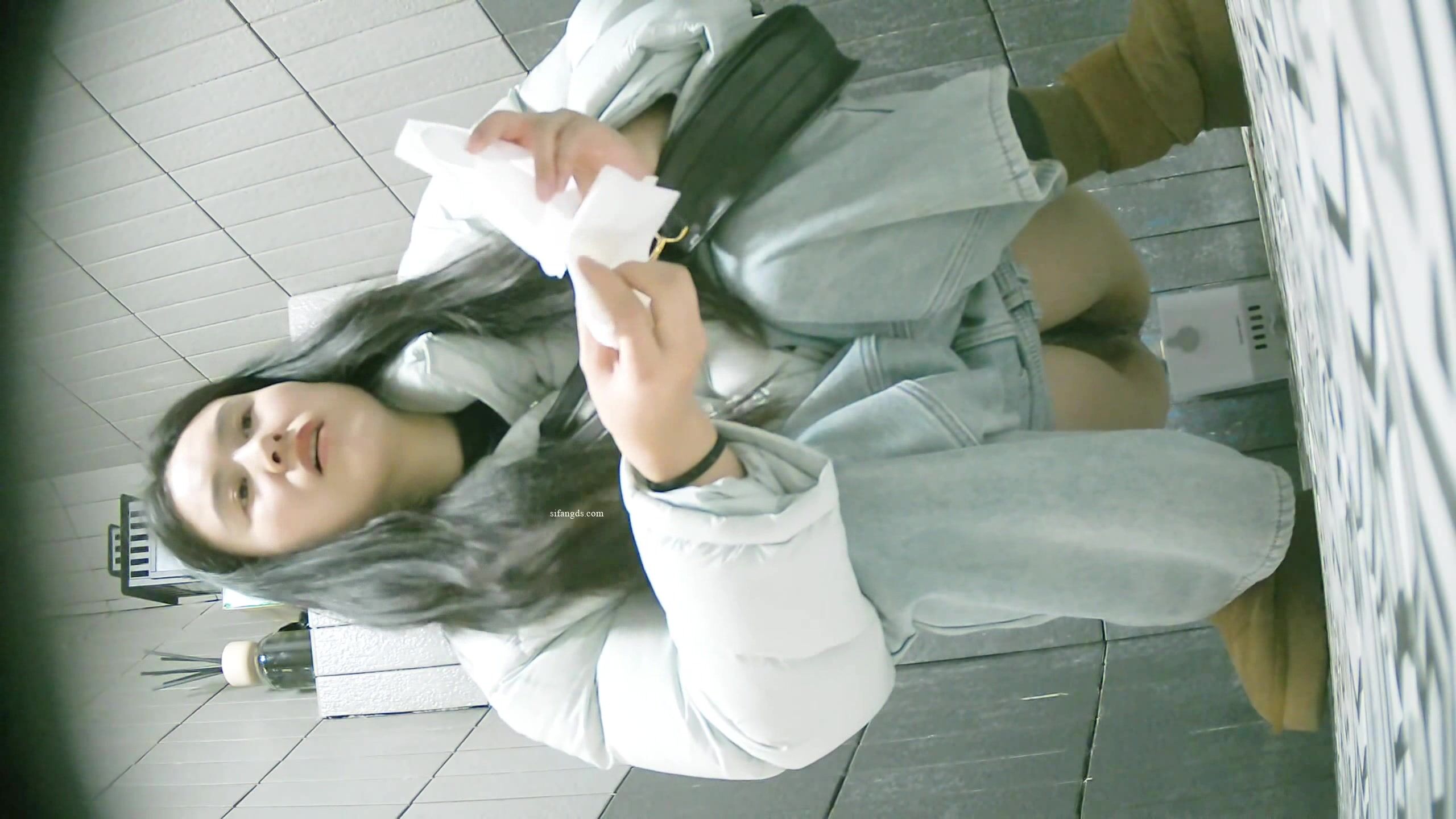 厕拍大神❤️写字楼女厕前后景双视角高清偷拍女同事尿尿黄色长靴高颜值